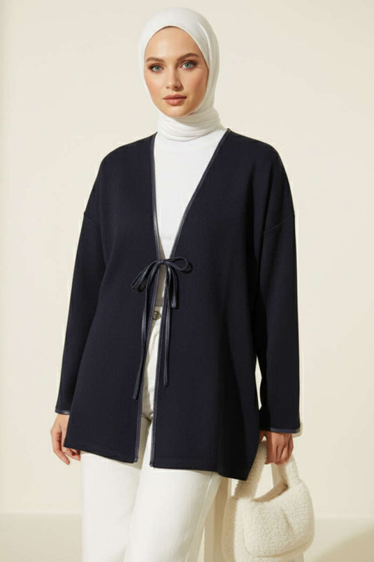 Marineblauer Kimono mit lederartigem Design, Taillengürtel und Paspeloptik