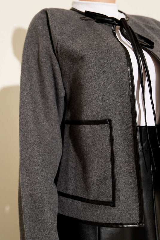 جاكيت قصير من الجلد المدبوغ بتصميم دخاني