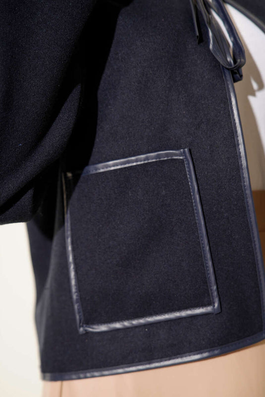 جاكيت قصير من الكشمير والجلد باللون الأزرق الداكن