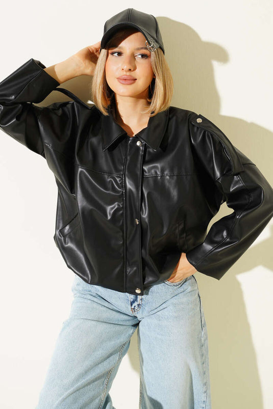 Veste en cuir noire avec fermeture éclair et boutons-pression.