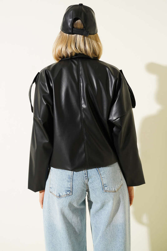 Veste en cuir noire avec fermeture éclair et boutons-pression.