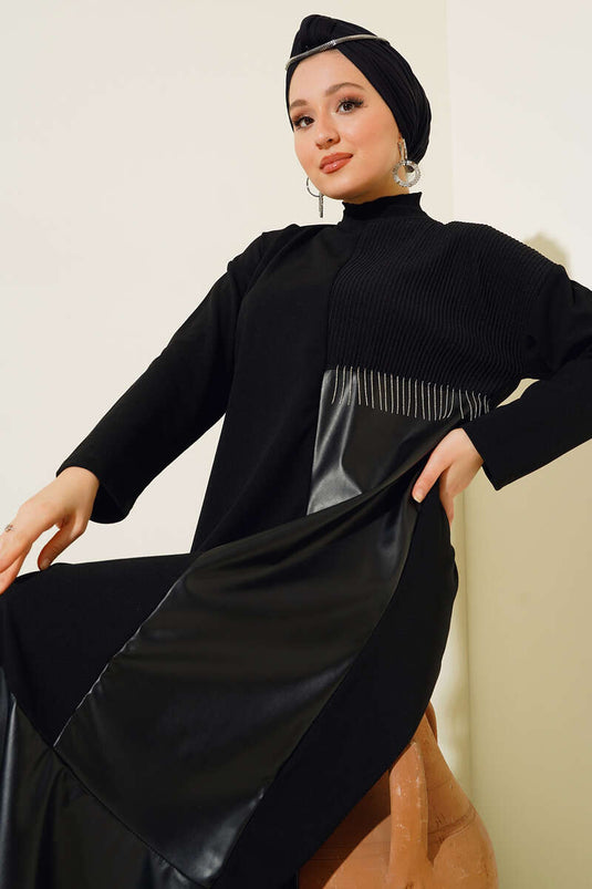 Robe noire à franges et chaînette en cuir