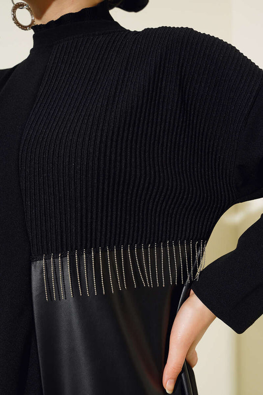 Robe noire à franges et chaînette en cuir