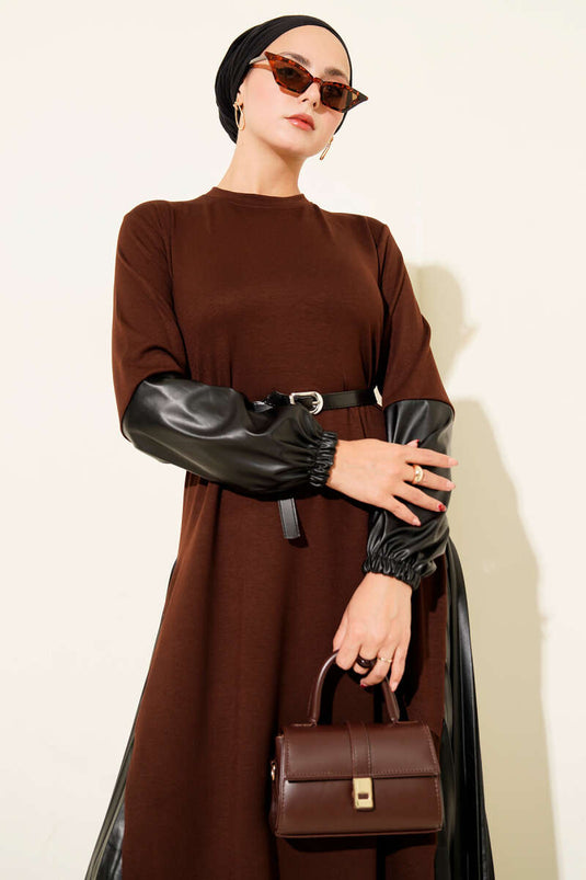 فستان بني مزين بالجلد وحزام