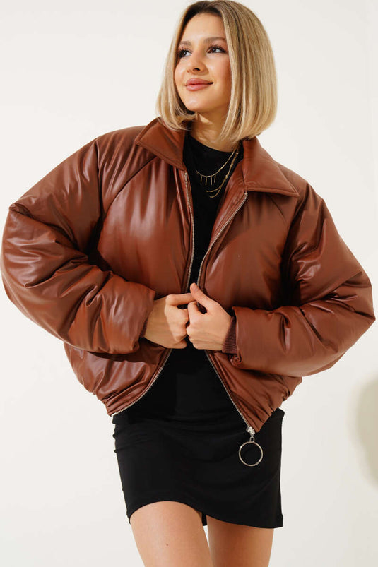 جاكيت منتفخ بمظهر جلدي باللون البني