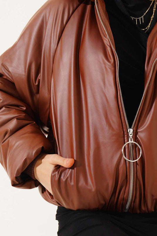 جاكيت منتفخ بمظهر جلدي باللون البني