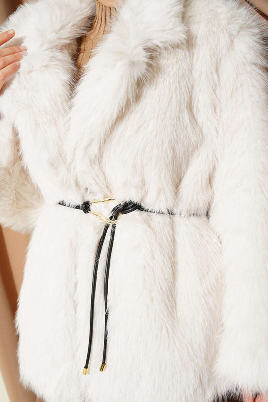 معطف فرو مع حزام جلدي، لون بيج فاتح