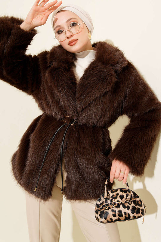 معطف فرو بحزام من الجلد، بني