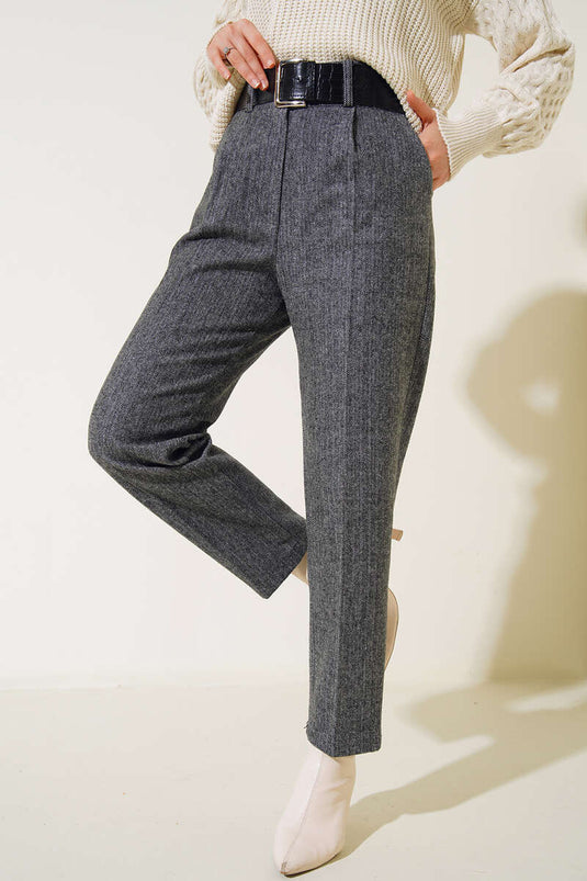 Lederhose mit Gürtel und Nähten in Schwarz