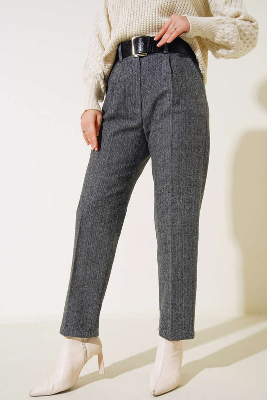 Lederhose mit Gürtel und Nähten in Schwarz