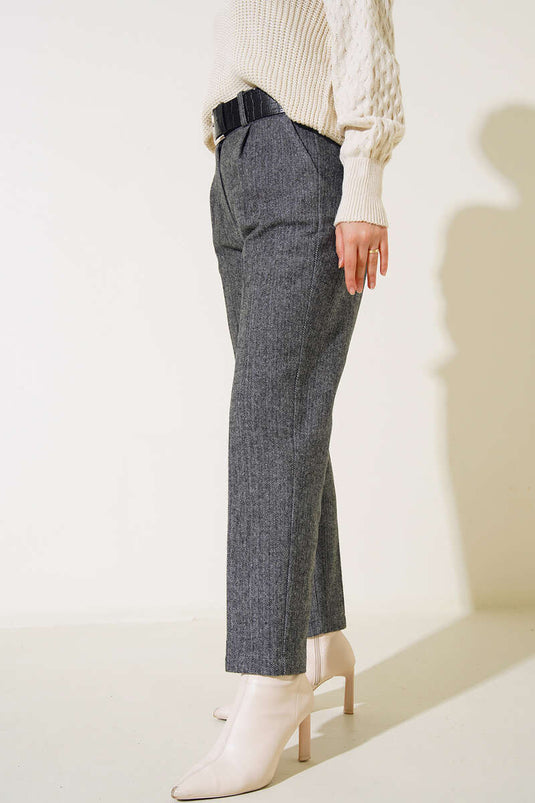 Lederhose mit Gürtel und Nähten in Schwarz