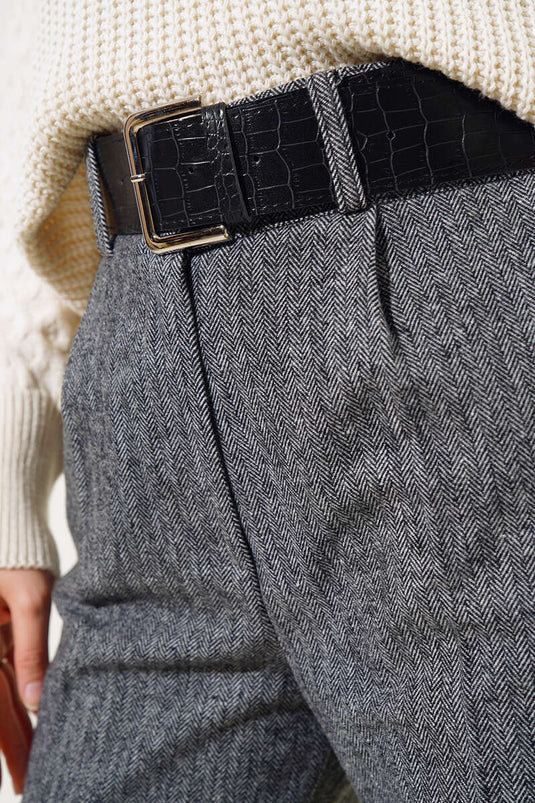 Lederhose mit Gürtel und Nähten in Schwarz