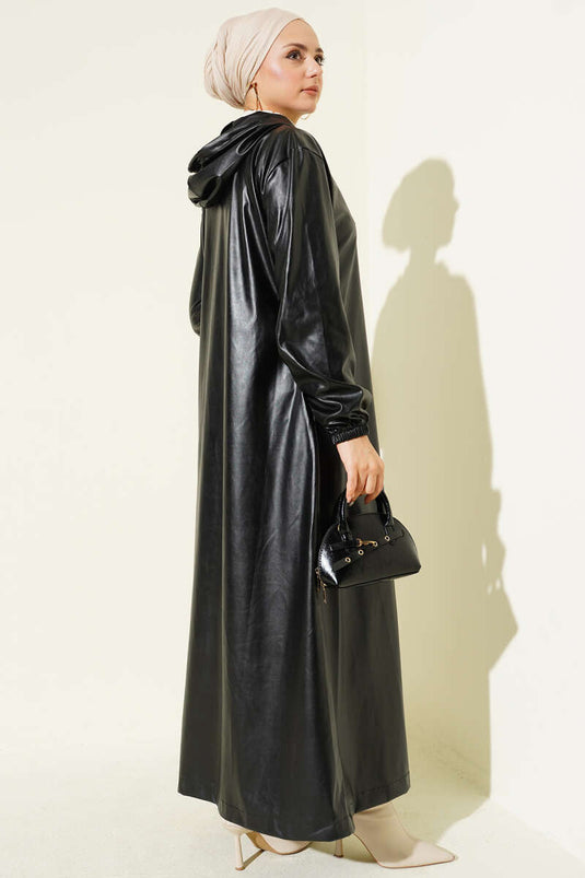 Trench-coat en cuir noir à manches élastiquées.