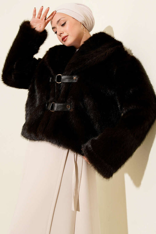 Manteau court en fourrure avec boucle en cuir, marron