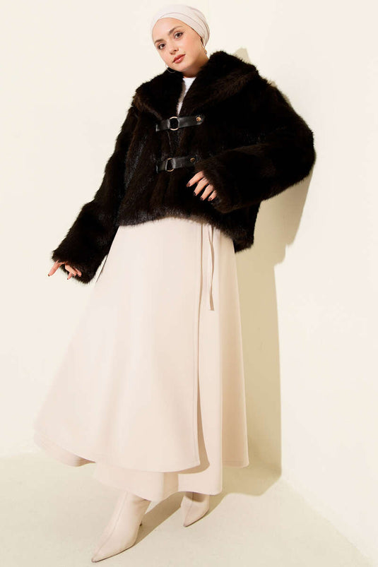 Manteau court en fourrure avec boucle en cuir, marron