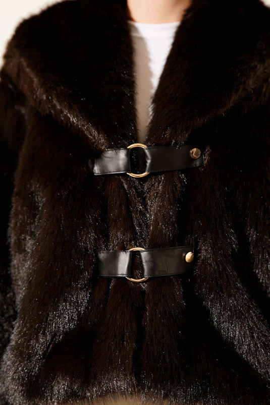 Manteau court en fourrure avec boucle en cuir, marron