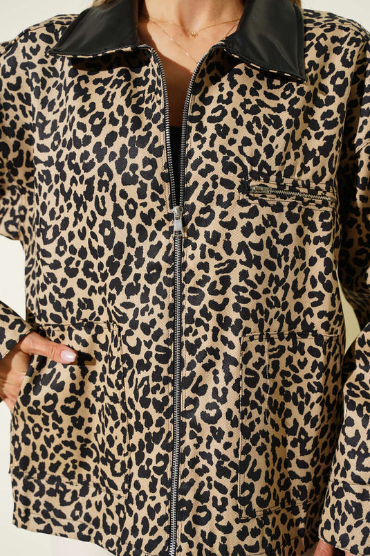 Veste en gabardine à imprimé léopard avec col en cuir, beige