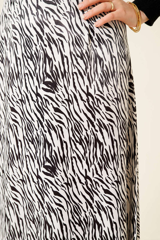 تنورة من الساتان بنقوش جلد الحمار الوحشي