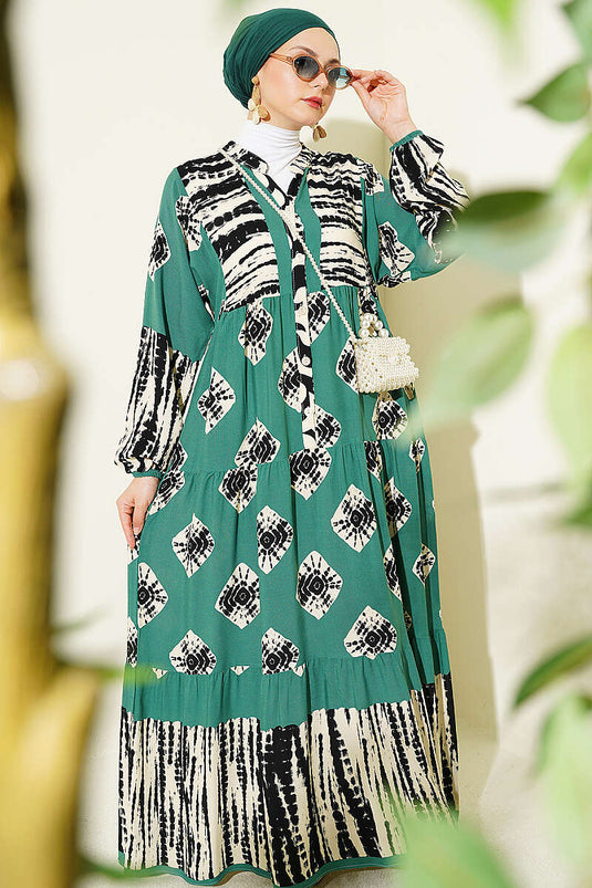 Robe à col montant avec volant en émeraude