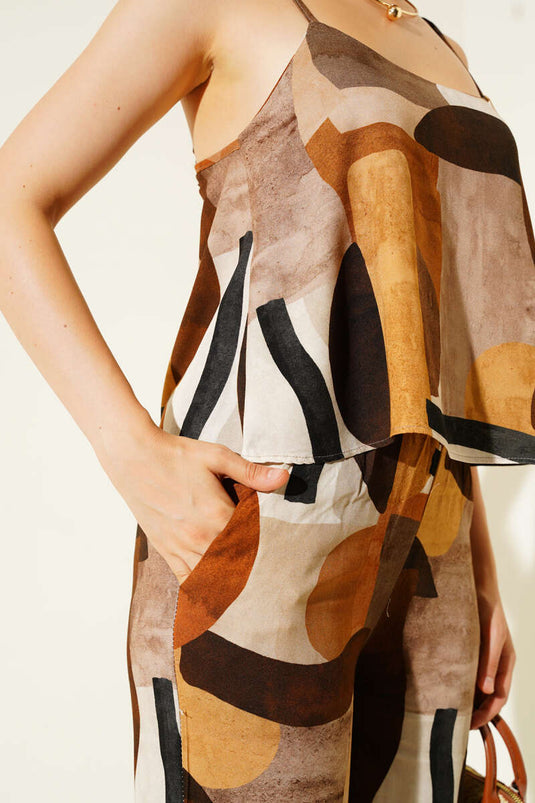 طقم من قطعتين بنقشة مميزة وحمالات رفيعة بلون القهوة