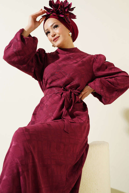 Robe bordeaux à manches ballon et ceinture en jacquard à motifs, manches bouffantes et motif.