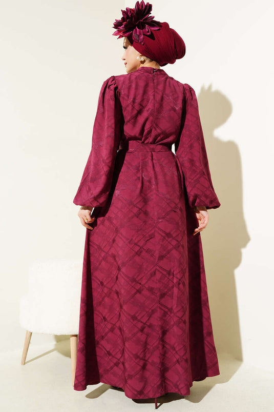 Robe bordeaux à manches ballon et ceinture en jacquard à motifs, manches bouffantes et motif.