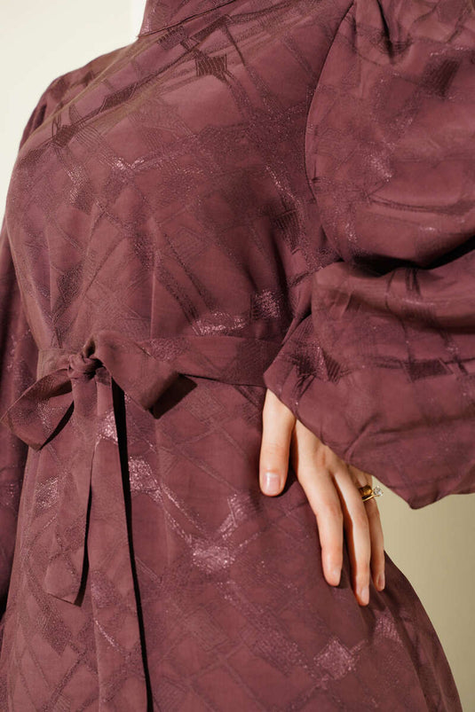 فستان جاكار بحزام وأكمام منفوخة منقوش، بني