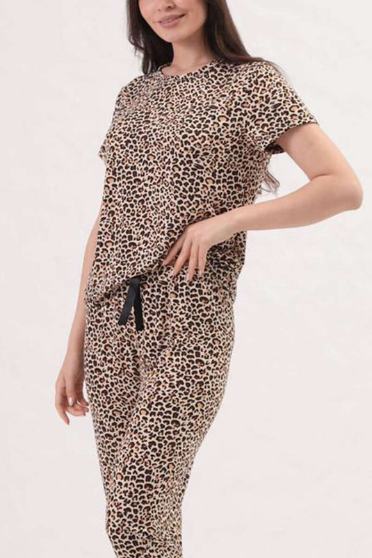 طقم بيجاما بنقوش برقبة دائرية، لون جملي