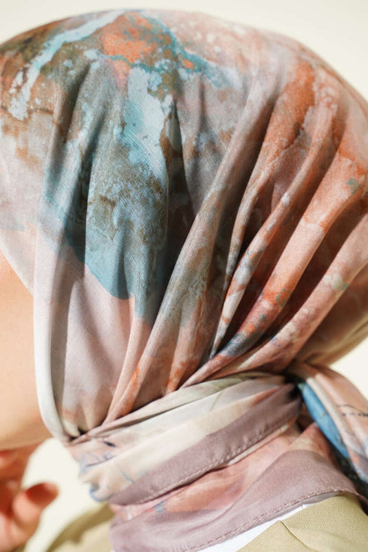 وشاح مطبوع رقميًا بنقوش لون اللاتيه