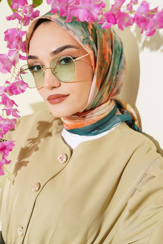 وشاح أخضر بنقشة رقمية