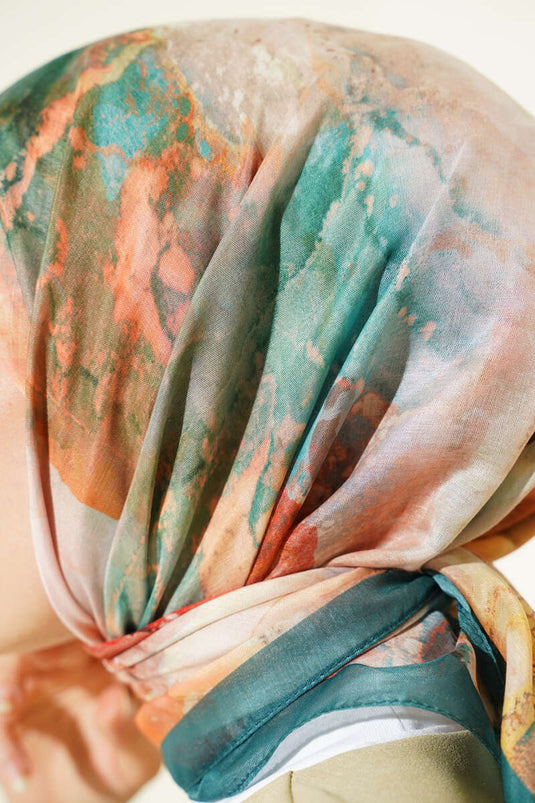 وشاح أخضر بنقشة رقمية