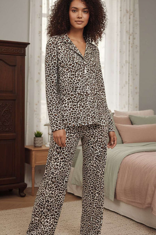 Beige suède pyjamapak met patroon en knopen