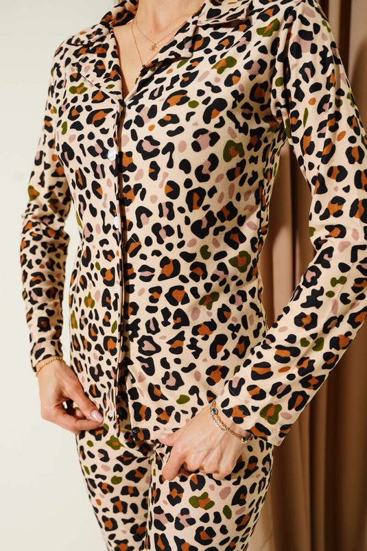 طقم بيجامة من الجلد المدبوغ المزخرف بأزرار لون لاتيه