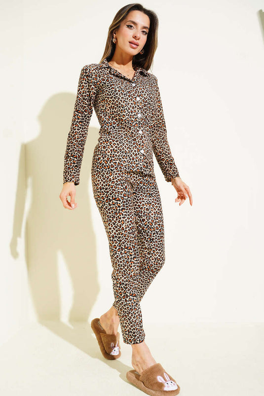 طقم بيجامة من الجلد المدبوغ المزخرف بأزرار بنقشة الفهد