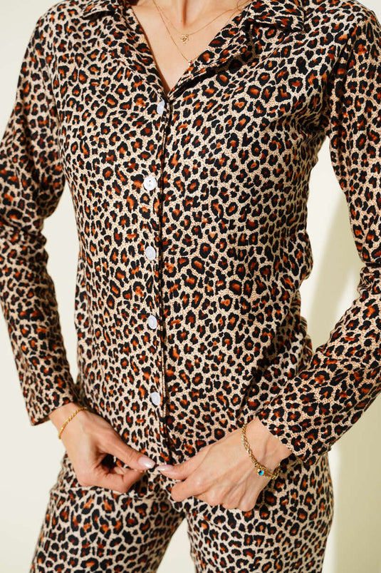 طقم بيجامة من الجلد المدبوغ المزخرف بأزرار بنقشة الفهد