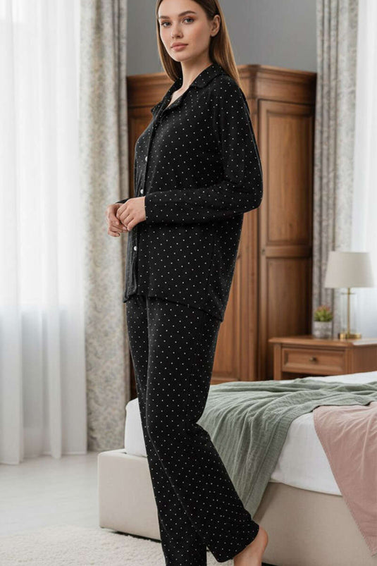 طقم بيجامة من الجلد المدبوغ المزخرف بأزرار ونقوش نقاط سوداء