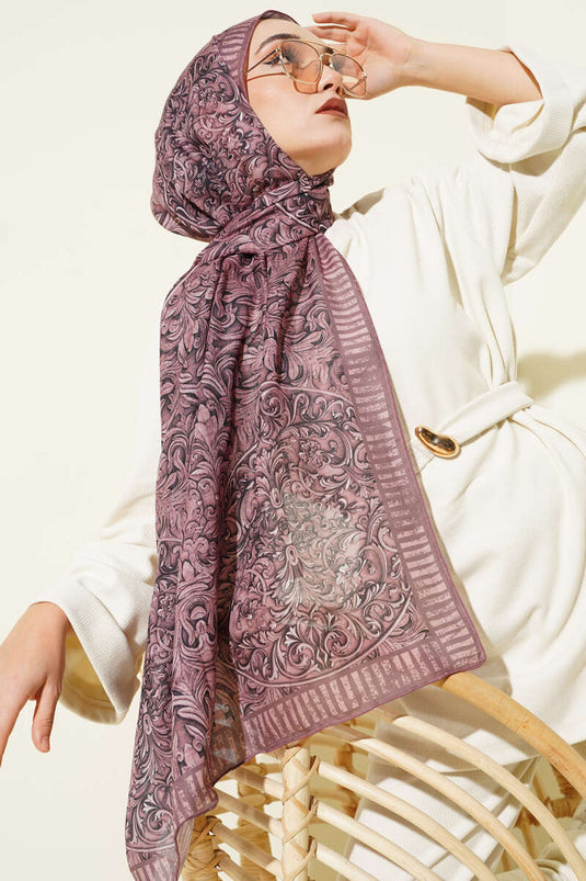 Gemustertes, von Hand genähtes, mit Rippenmuster versehenes Schultertuch in sanftem Braun