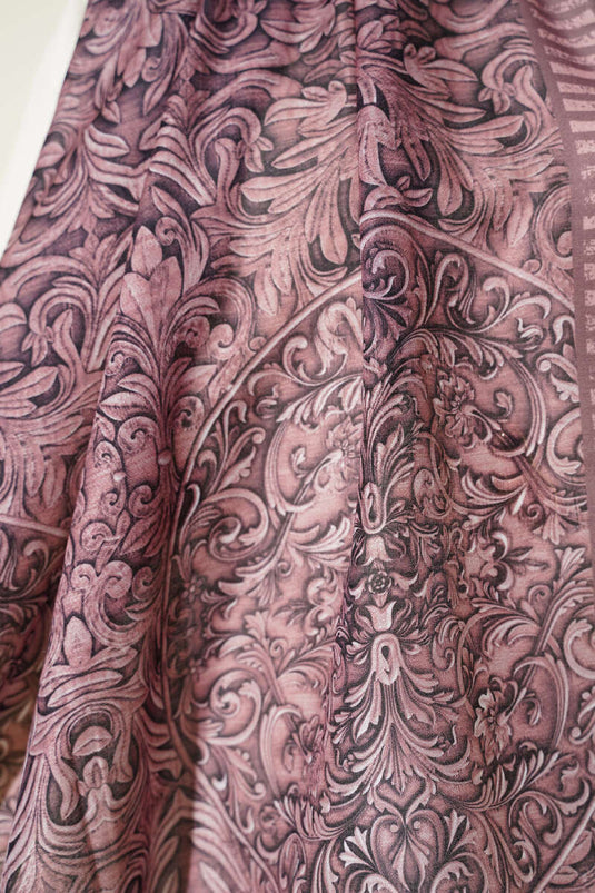 Gemustertes, von Hand genähtes, mit Rippenmuster versehenes Schultertuch in sanftem Braun