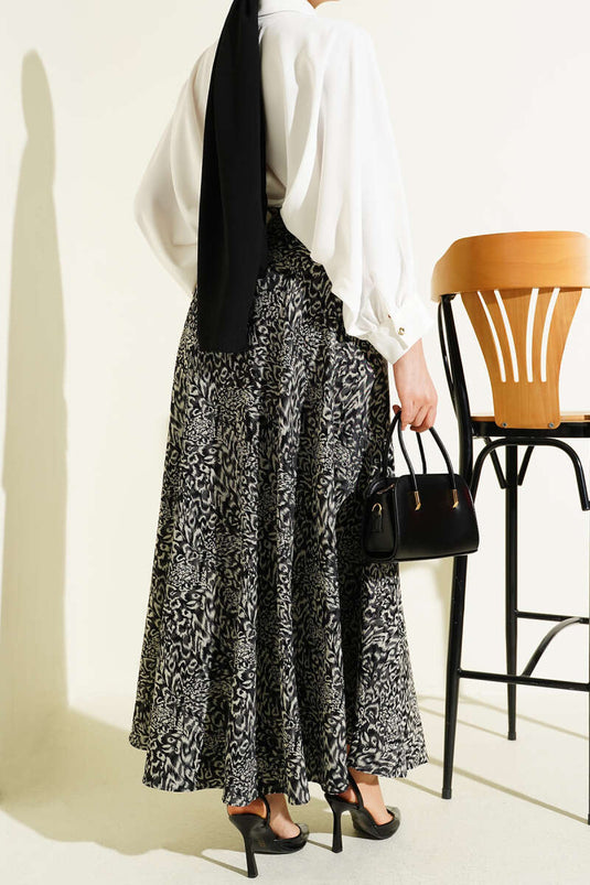 تنورة ساتان بسحاب ونقوش باللون الأسود