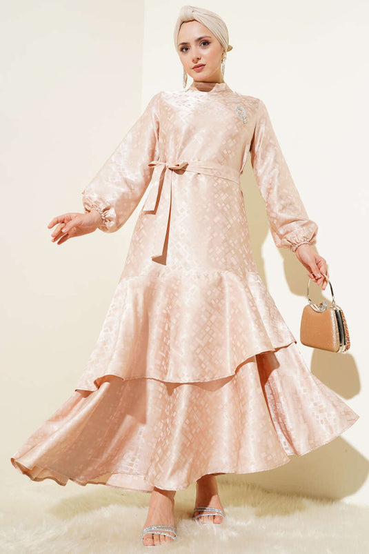 فستان جاكار منقوش بكشكشة باللون البيج