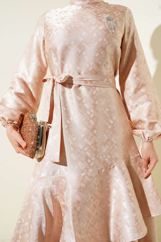 فستان جاكار منقوش بكشكشة باللون البيج