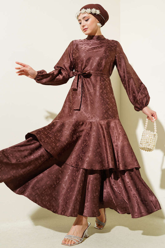 فستان جاكار منقوش بكشكشة وكشكش بني