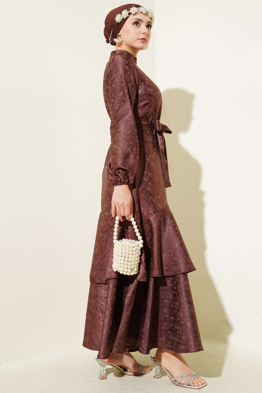 فستان جاكار منقوش بكشكشة وكشكش بني