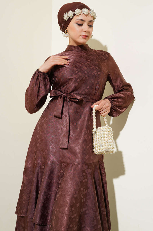 فستان جاكار منقوش بكشكشة وكشكش بني