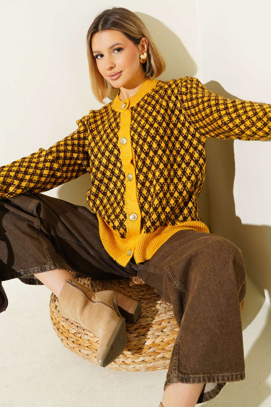 Gelbe Strickjacke mit Muster, goldenen Knöpfen