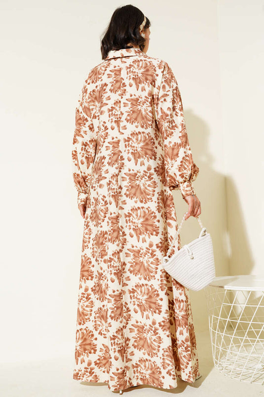 فستان بأزرار حجرية وياقة قميص منقوشة باللون الجمل