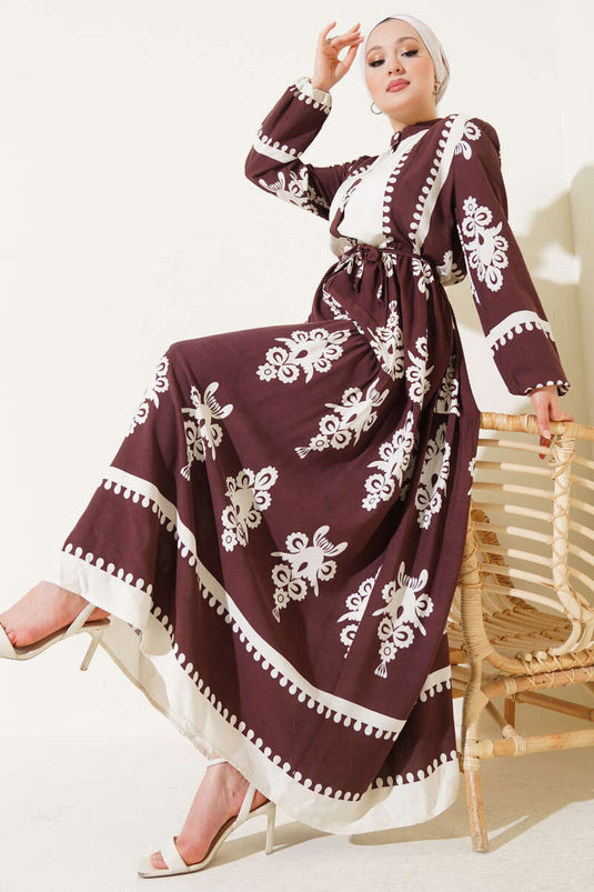 فستان من الفيسكوز بنقوش حبلية وحزام وأزرار، بني