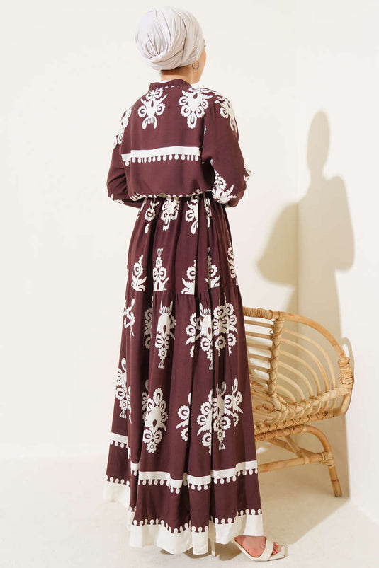 فستان من الفيسكوز بنقوش حبلية وحزام وأزرار، بني