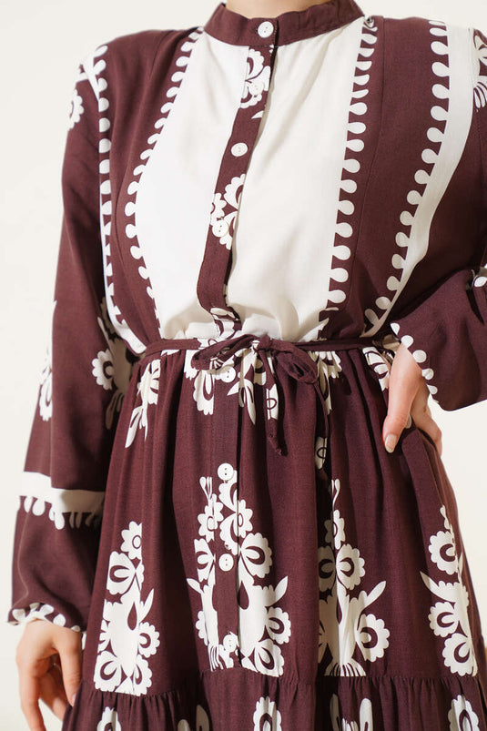 فستان من الفيسكوز بنقوش حبلية وحزام وأزرار، بني