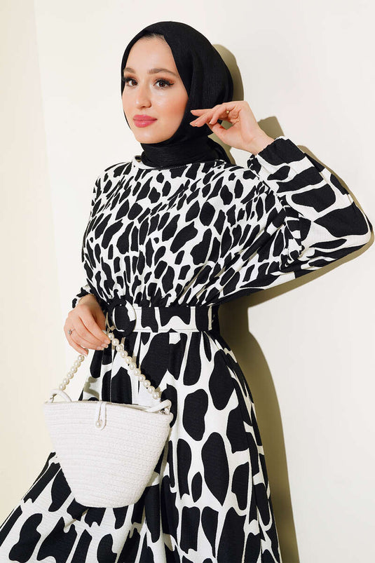 Robe noire à motifs et ceinture